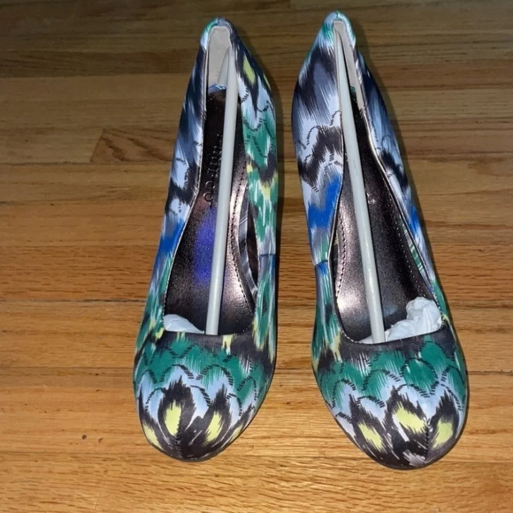 peacock 🦚 inspired design pump by Bamboo nwot